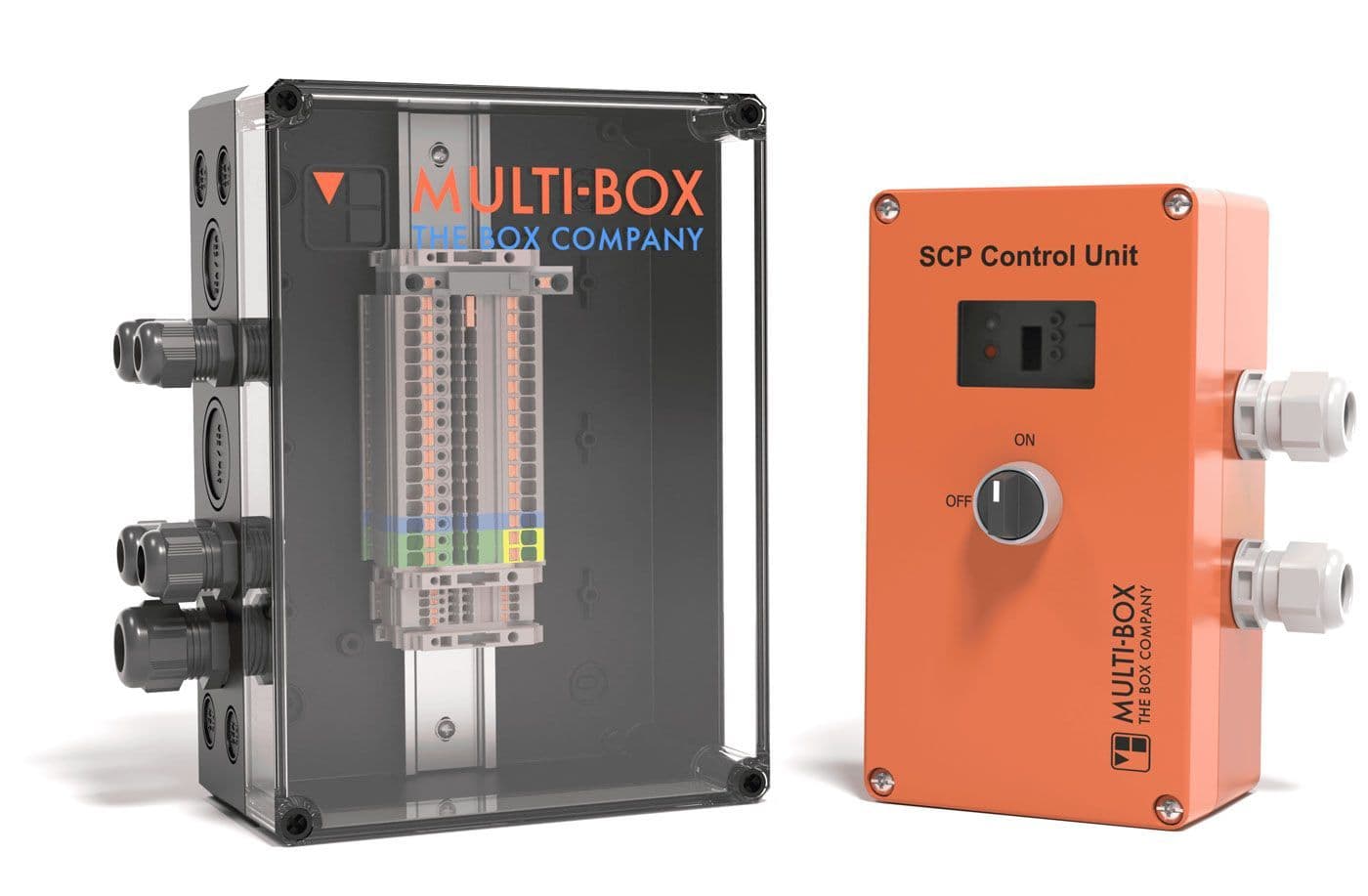Zwei individual bearbeitetet Kunststoff-Gehäuse von MULTI-BOX. Beide stehen aufrecht, sind mit Kabeln, Kabelverschraubungen, Leiterschienen und weiteren Anschlüssen ausgestattet.